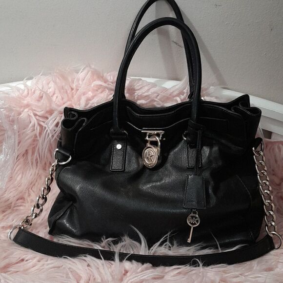 AUTHENTIC MICHAEL KORS BLACK LEATHER GOLD HARDWARE LOCK & KEY CHAIN SATCHEL BAG - Picture 3 of 17